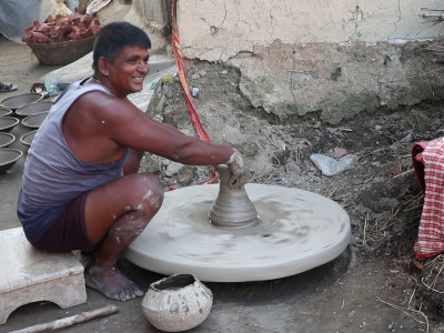 तिहार नजिकिँदै गर्दा कुमाल समुदाय दियो बनाउन व्यस्त