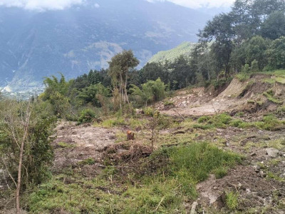 दोलखाको झुलेमा ६ घर पहिरोको जोखिममा, ४६ जना प्रभावित