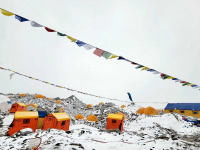 अनुकूल मौसमको पर्खाइमा सयौँ सगरमाथा आरोही
