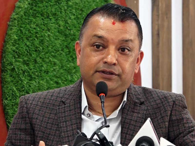 'सरकार ट्रयाक्टरको गतिमा हिँडिरहेको छ'- गगन थापा