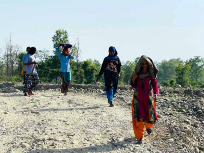 बालुवा छानेर विद्यालय खर्च जुटाउँदै विद्यार्थी