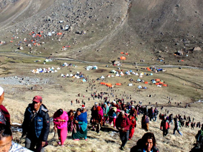 यार्सागुम्बा टिप्दा गरेको फोहोर सफा गर्दै