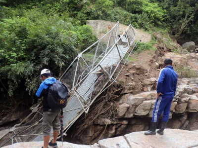 बाढीले पुल बगाएपछि जनजीवन कष्टकर