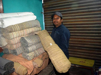 गोदाममै थन्किए अल्लोका कपडा