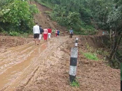 मेची राजमार्गका पहिरोको अवरोध हटाईंदै