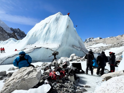 सुनसान सगरमाथा आधार शिविरमा अन्तर्राष्ट्रिय विज्ञापन छायाँकन