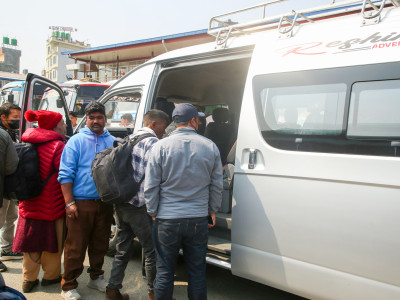 निर्वाचनका लागि मतदाता गाउँ फर्किँदै(फोटो)