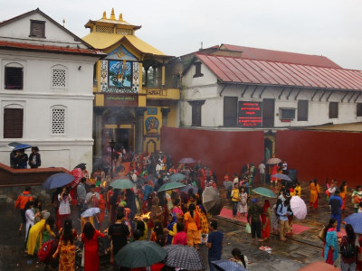 पशुपति क्षेत्रमा विगतका सोमबारभन्दा बढी भक्तजन र बोल बम यात्री