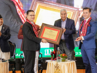 ऊर्जा विज्ञ अधिकारीलाई ऊर्जा ज्योती सम्मान