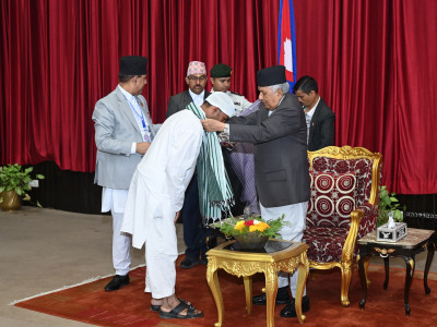 हजयात्रीलाई गम्छा र टोपी लगाएर राष्ट्रपतिले गरे विदाई