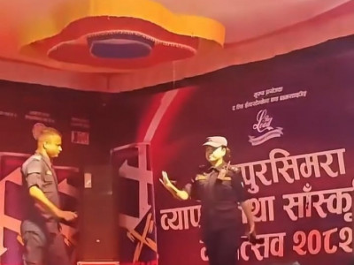 प्रशासनको निर्देशन बेवास्ता गरेको भन्दै गायकको माइक प्रहरीले खोस्यो
