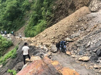 गगने भीरमा पहिरो खस्दा कर्णाली राजमार्ग अवरुद्ध