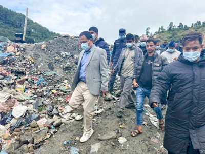 काठमाडौं उपत्यकाको फोहोर व्यवस्थापनमा समस्या आएपछि बन्चरेडाँडा पुगे मन्त्री घिसिङ (तस्बिरहरु)