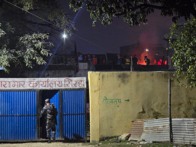 सिरहा कारागारमा तनाव, नाइके पक्राउपछि कैदीबन्दीको आगजनी र तोडफोड