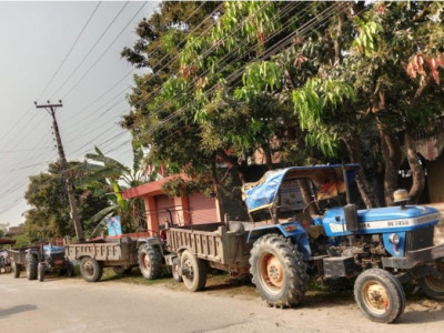 अवैध बालुवा उत्खननमा संलग्न ८ ट्र्याक्टर र चालक सशस्त्र प्रहरीको नियन्त्रणमा