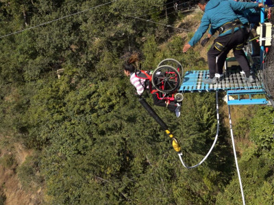 नेपालमै पहिलोपटक अपाङ्गता भएकी महिलाको ऐतिहासिक ह्विलचियर बन्जी जम्प