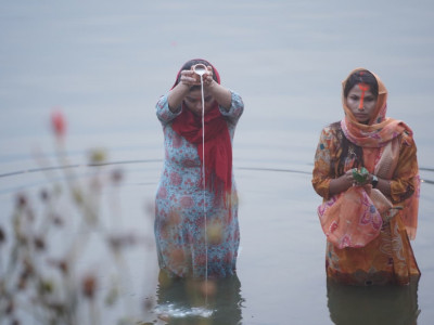 उदाउँदो सूर्यलाई अर्घ दिएर छठ समापन (तस्बिरहरु)