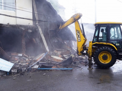 ललितपुर महानगरले विकास समितिका दुई भवनमा डोजर चलायो