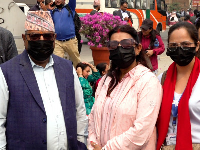 मुखमा कालो मास्क लगाएर शिक्षकहरूले गरे मौन प्रदर्शन