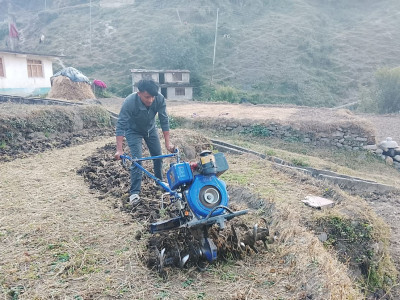 बाजुरामा खेत जोत्न हाते ट्याक्टर, प्रविधिमैत्री बन्दै कृषक