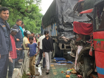 लौकहीमा यात्रु बस र ट्रक ठोक्किँदा २ को मृत्यु, २२ बढी घाइते