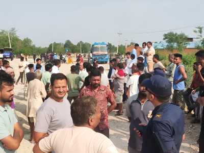 अधूरो पुल निर्माणको माग गर्दै जनकपुर–ढल्केवर सडकमा चक्काजाम