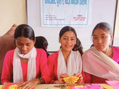 विद्यार्थीलाई नै सिप सिकाउँदै विद्यार्थीहरू