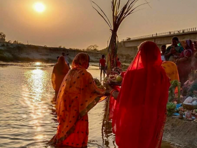 रौतहटसहित मधेशमा चैती छठको समापन : उदाउँदो सूर्यलाई अर्घ दिँदै विसर्जन