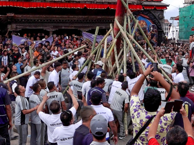 इन्द्रध्वज ठड्याएर वसन्तपुरमा इन्द्रजात्रा औपचारिक रुपमा सुरु (तस्बिरहरु)