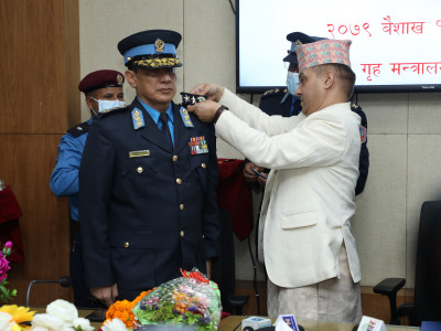 आईजीपीद्वय सिंह र अर्याललाई दर्ज्यानी चिन्ह प्रदान
