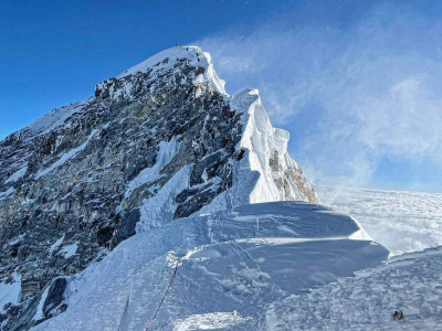 वसन्त यामको सगरमाथा आरोहण सुरु, पहिलो दिन ११ आरोही चुचुरोमा