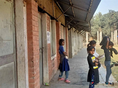 डेढ सय विद्यार्थी एउटै कक्षामा