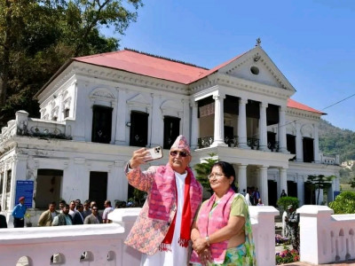 राधिकासँग सेल्फी खिच्दै ‘मिसन ग्रासरुट’मा ओली