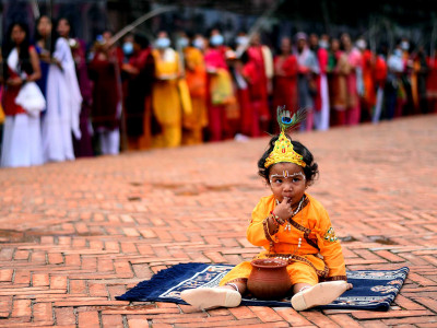 तस्विरमा  पाटनको कृष्ण मन्दिरमा कृष्णाष्टमी