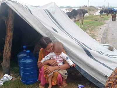 सडकमा बसेका गर्भवती र सुत्केरी समस्यामा