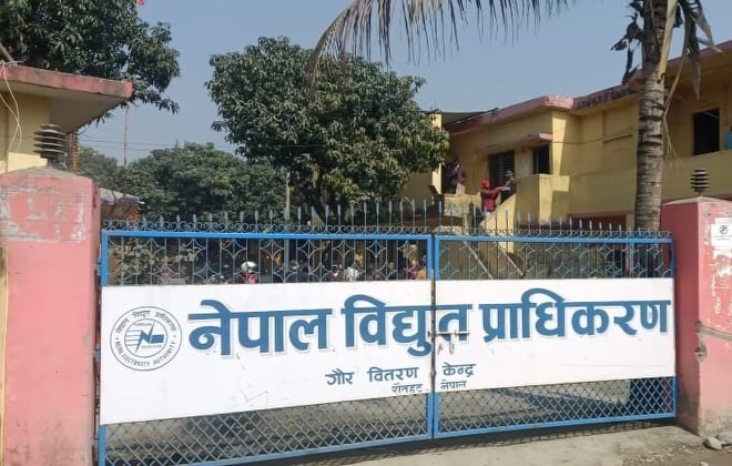 विद्युत महसुल नतिर्नेको धमाधम लाइन काट्दै गौर वितरण केन्द्र